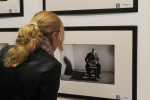 Фотовыставку Наталии Дорош “Карані” открыли в Вильнюсе. Снимки смотрели под стихи Ларисы Гениюш