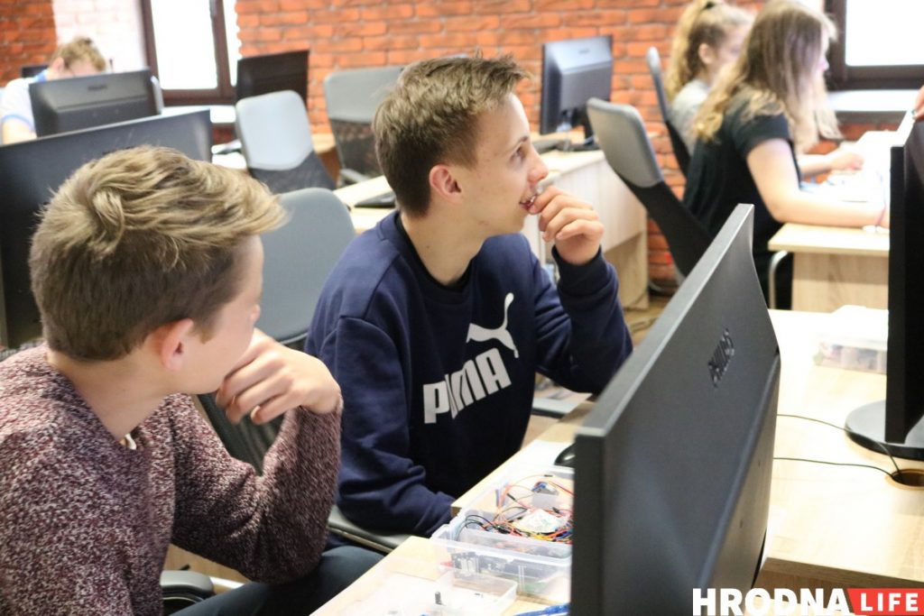 дети компьютеры урок Сябры і робаты ў ITeen Academy. Як правесці лета ў Гродне займальна і з карысцю