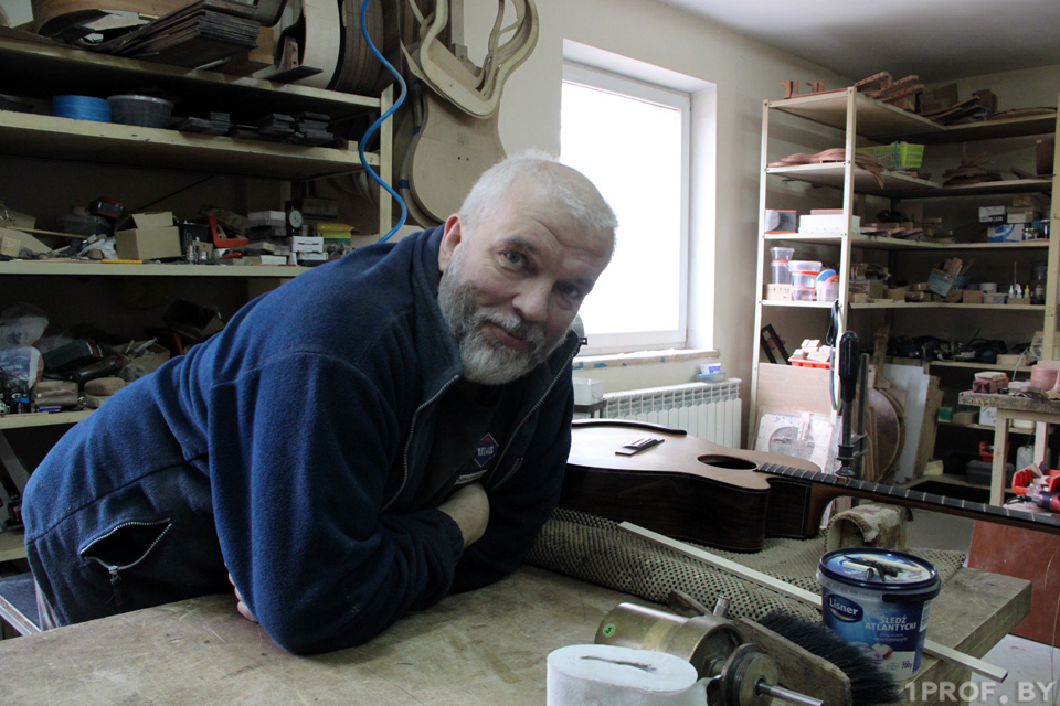 "Добрая гітара будзе служыць гаспадару ўсё жыццё". Стваральнік гітар «J: МОРС» і Міхалка з Гродна расказаў пра сваю працу