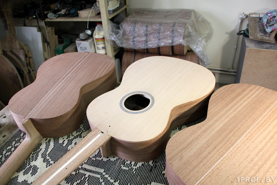 "Добрая гітара будзе служыць гаспадару ўсё жыццё". Стваральнік гітар «J: МОРС» і Міхалка з Гродна расказаў пра сваю працу