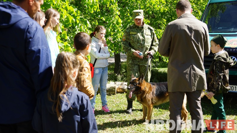 "Он только на границе строгий". Специалист по взрывчатке Оскар развлекал детей на празднике Победы в Гродно