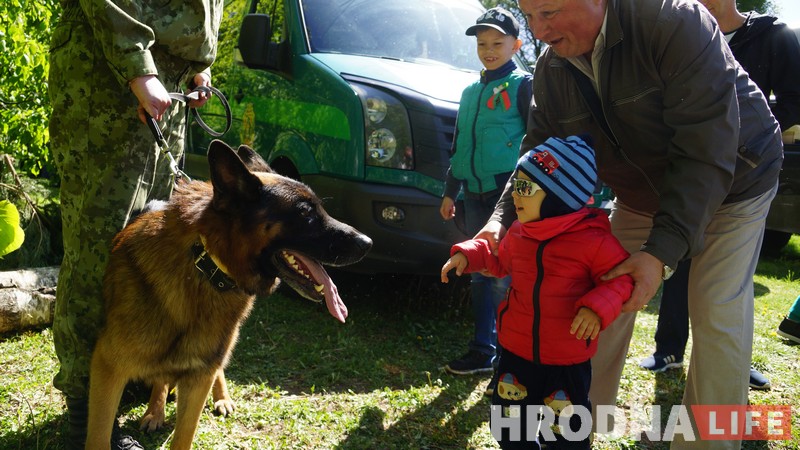 "Он только на границе строгий". Специалист по взрывчатке Оскар развлекал детей на празднике Победы в Гродно