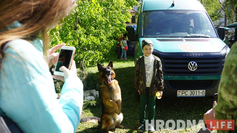 "Он только на границе строгий". Специалист по взрывчатке Оскар развлекал детей на празднике Победы в Гродно