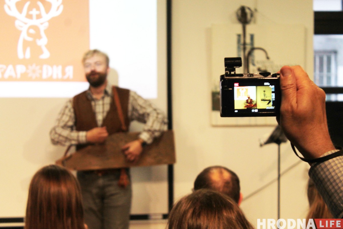 На “Мове Нанова” ў Гродне выступіў Алесь Чумакоў з рок-н-рольнымі гуслямі На “Мове Нанова” ў Гродне выступіў Алесь Чумакоў з рок-н-рольнымі гуслямі