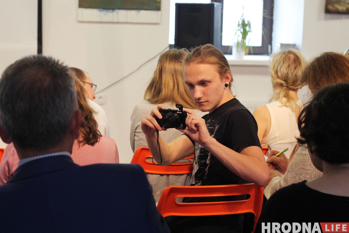 На “Мове Нанова” ў Гродне выступіў Алесь Чумакоў з рок-н-рольнымі гуслямі На “Мове Нанова” ў Гродне выступіў Алесь Чумакоў з рок-н-рольнымі гуслямі