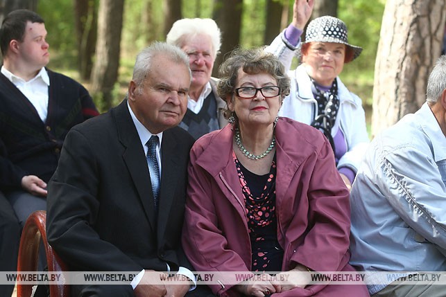 Пожилые гродненцы открыли сезон танцев на свежем воздухе