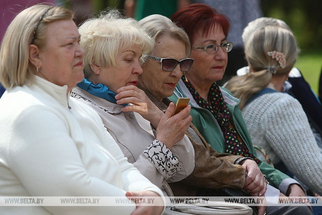 Пожилые гродненцы открыли сезон танцев на свежем воздухе