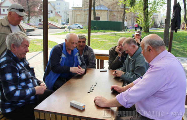 Маленькая улица с большой историей — репортаж с 1 Мая, где дворы утопают в цветах, но не хватает тишины и воды