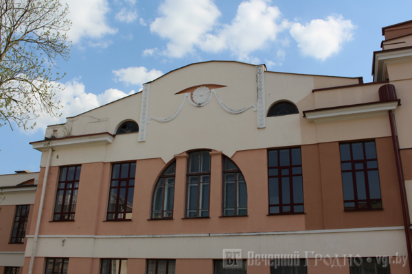 Маленькая улица с большой историей — репортаж с 1 Мая, где дворы утопают в цветах, но не хватает тишины и воды