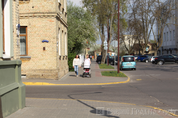 Маленькая улица с большой историей — репортаж с 1 Мая, где дворы утопают в цветах, но не хватает тишины и воды