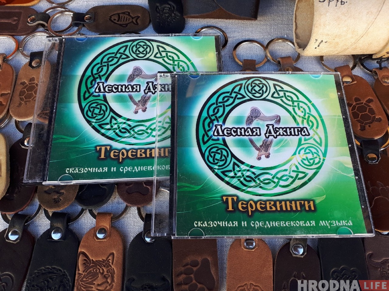 На гродзенскай пешаходцы новы інструмент: рамеснік грае на самаробнай ліры