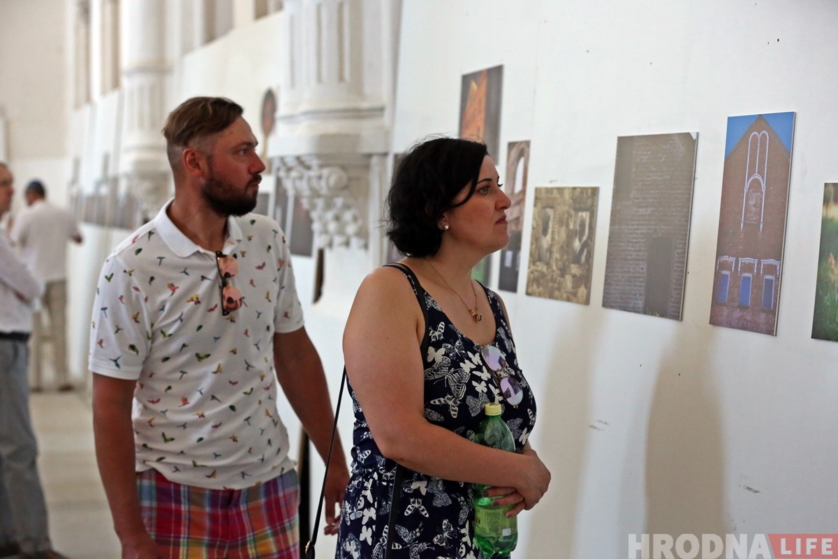 «Охватил лишь малую часть». Гродненский фотограф представил в синагоге выставку про еврейское наследие Беларуси
