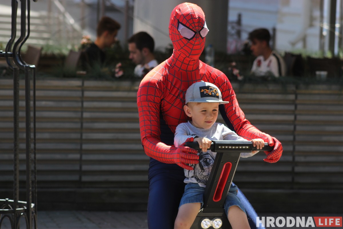 Чалавек-павук у цэнтры Гродна рэкламуе монакола і велопрокат