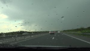 "Лепш за Лядовы". Сотні чалавек катаюцца на замерзлай лужыне на Дзевятоўцы