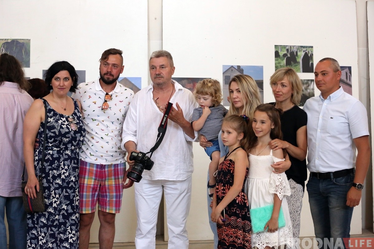 «Охватил лишь малую часть». Гродненский фотограф представил в синагоге выставку про еврейское наследие Беларуси