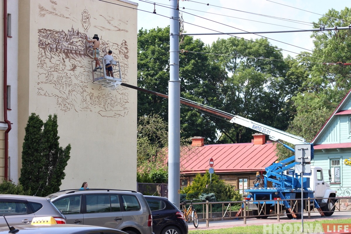Фасад гімназіі №10 упрыгожыць вялікая копія гравюры Цюндта