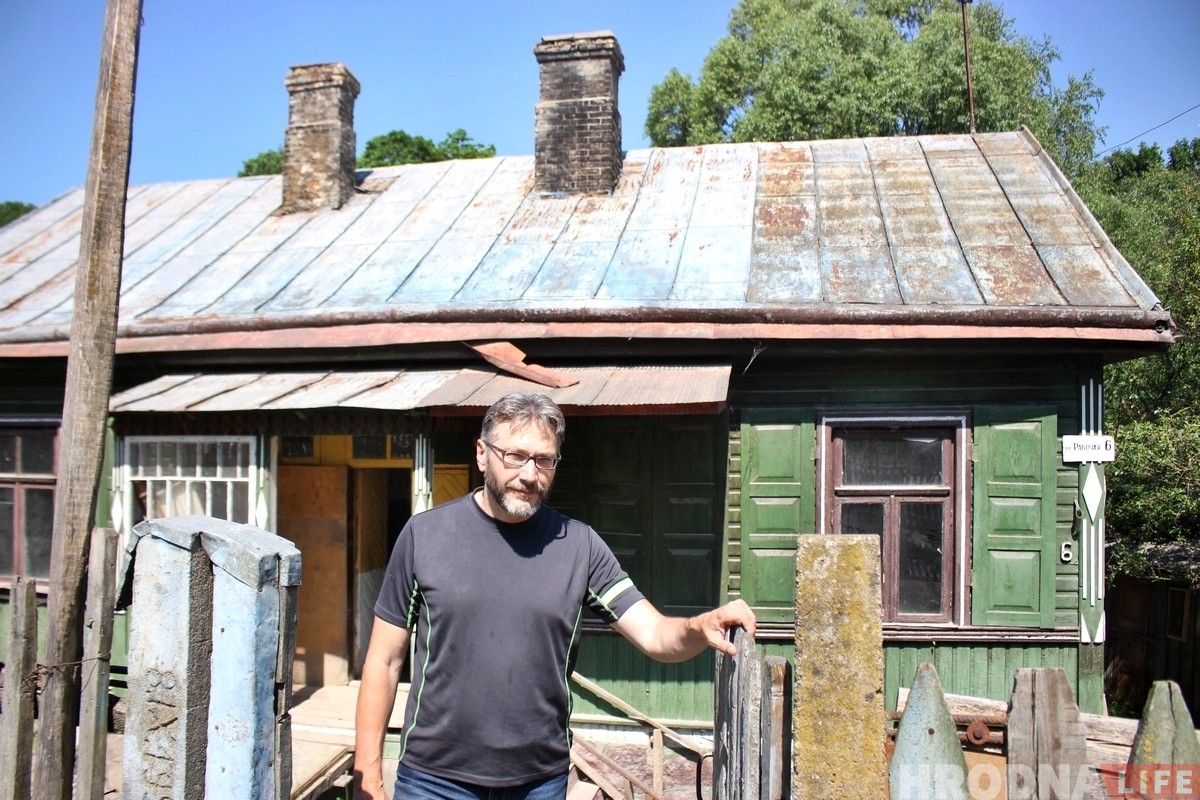 «Сохранить осколок старой культуры». Гродненец купил 90-летний деревянный дом, чтобы восстановить и жить в нем