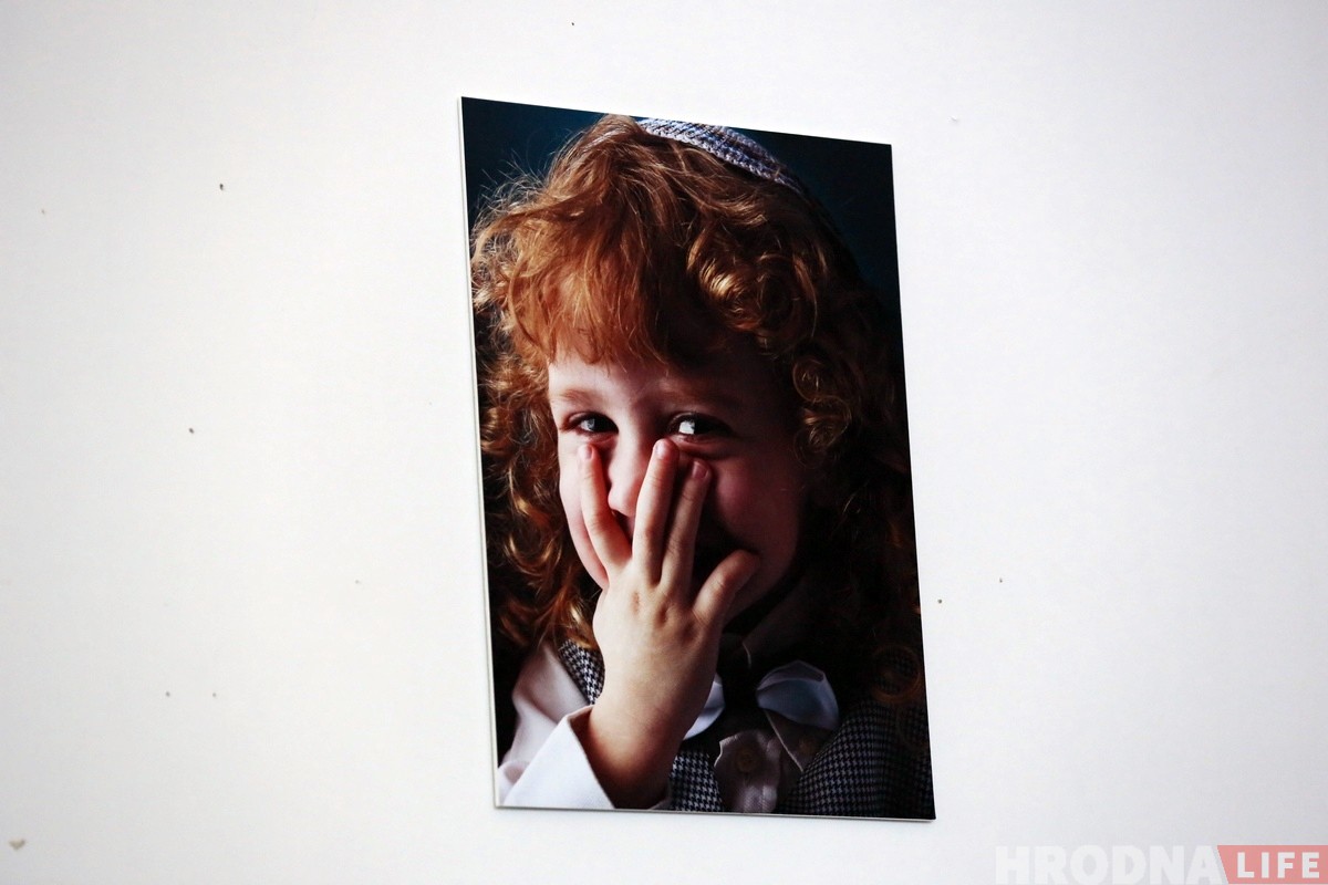 «Охватил лишь малую часть». Гродненский фотограф представил в синагоге выставку про еврейское наследие Беларуси