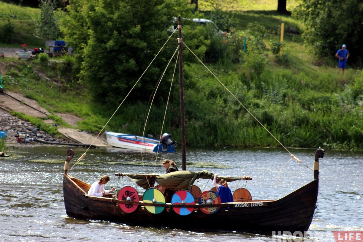 З баямі, але стартаваў: на Нёмане прэзентавалі суднаходны праект "Гарадзенскi ветразь"