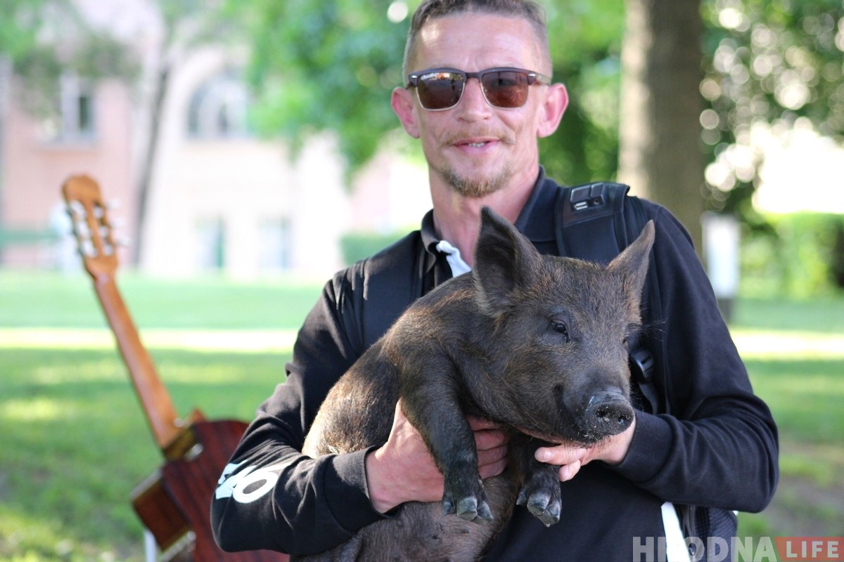 «Очень трудно было расставаться». Поросенок Фунтик и уличный музыкант закончили выступать в Гродно