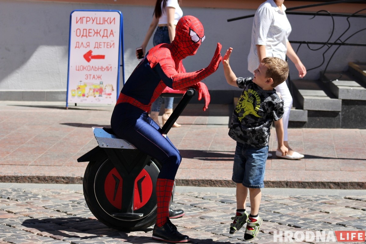 Чалавек-павук у цэнтры Гродна рэкламуе монакола і велопрокат