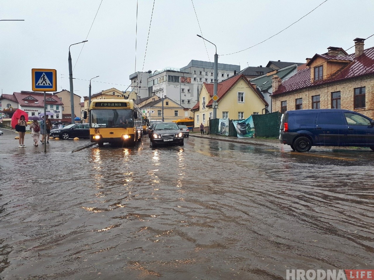 ФОТА: Першы летні лівень затапіў вуліцы Гродна