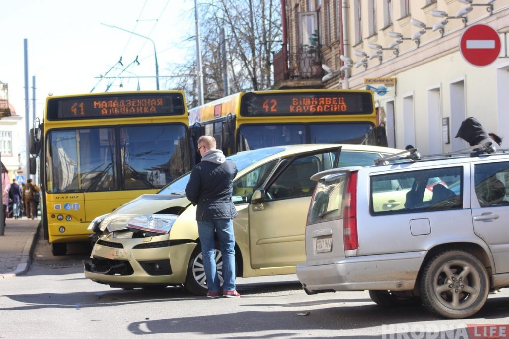 Кіроўца трапіў у ДТЗ і заблакаваў рух у цэнтры Гродна. Яго просяць аплаціць 190 рублёў за прастой тралейбусаў