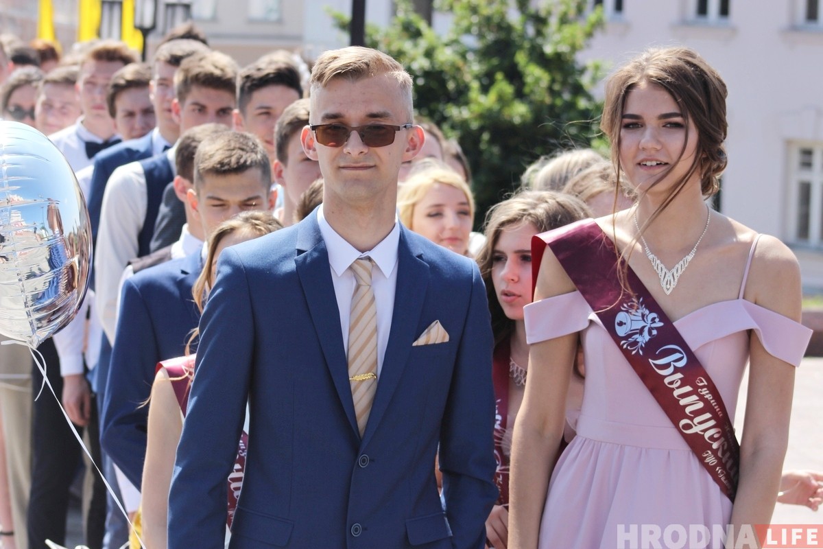 Прошлись по красной дорожке и получили медали. В драмтеатре чествовали лучших выпускников Гродно
