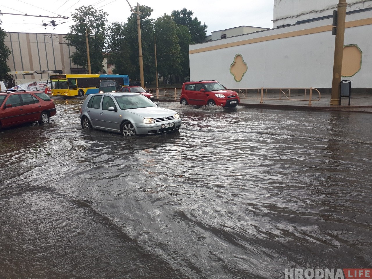ФОТА: Першы летні лівень затапіў вуліцы Гродна
