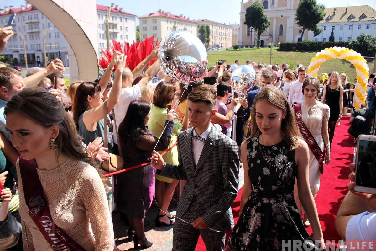 Прошлись по красной дорожке и получили медали. В драмтеатре чествовали лучших выпускников Гродно