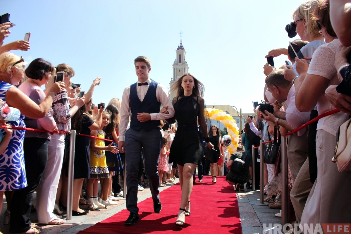 Прошлись по красной дорожке и получили медали. В драмтеатре чествовали лучших выпускников Гродно