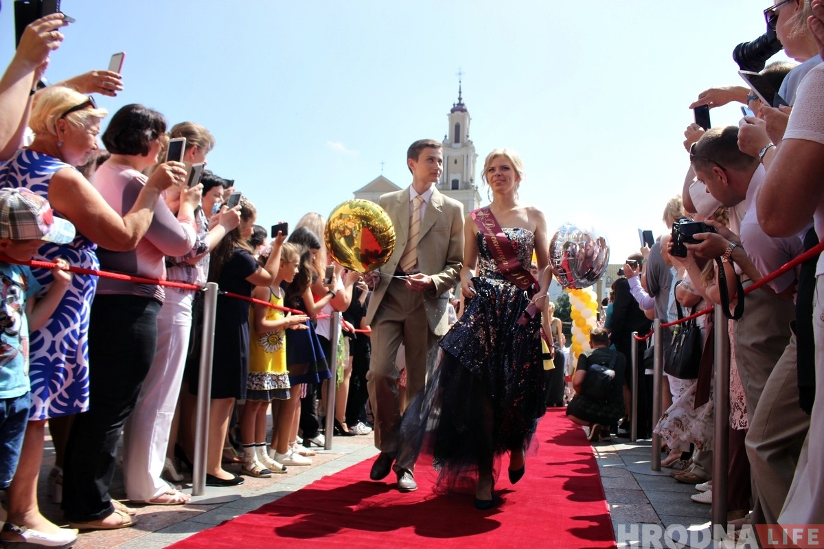 Прошлись по красной дорожке и получили медали. В драмтеатре чествовали лучших выпускников Гродно