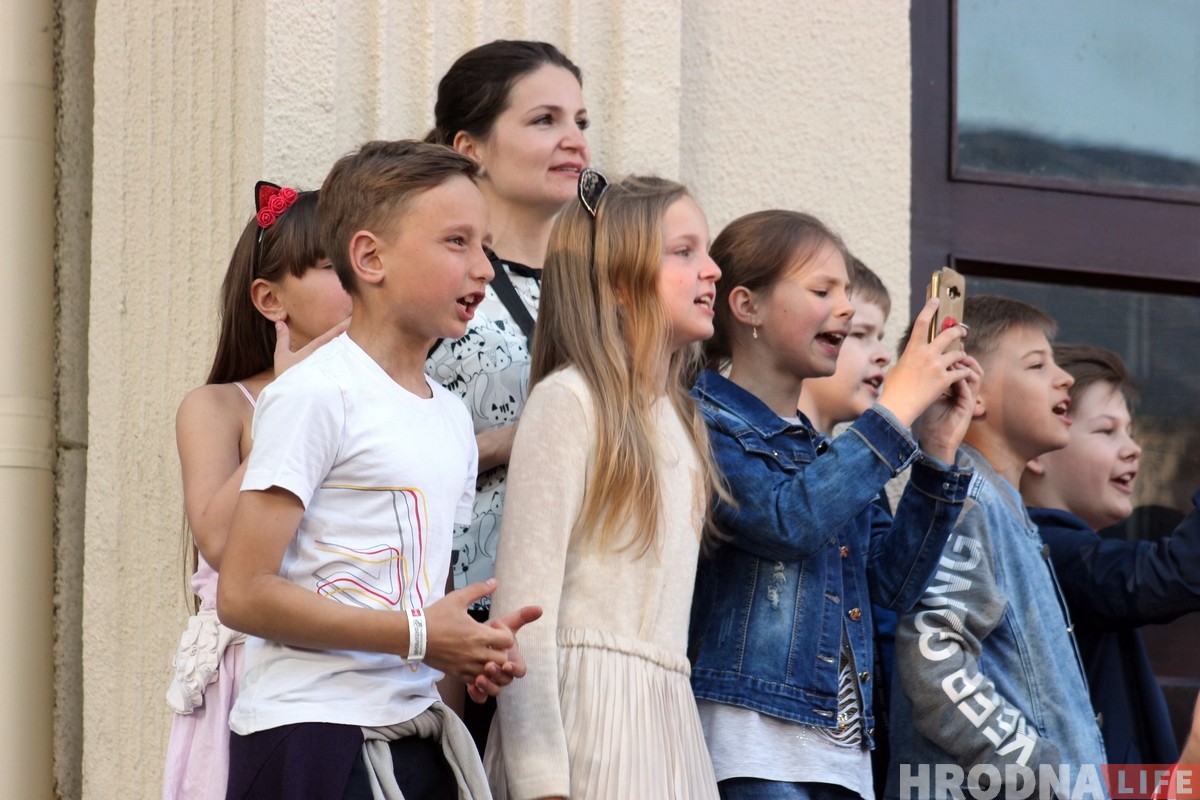 "Собрались кайфануть". В Гродно прошел концерт Тимы Белорусских