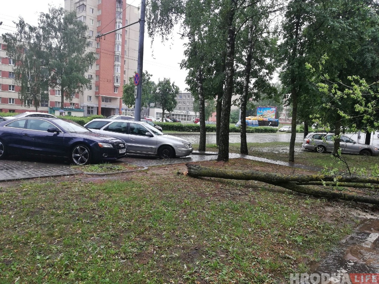 ФОТА: Першы летні лівень затапіў вуліцы Гродна
