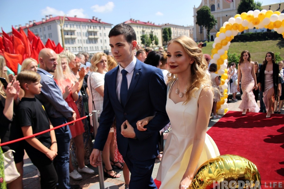 Прошлись по красной дорожке и получили медали. В драмтеатре чествовали лучших выпускников Гродно