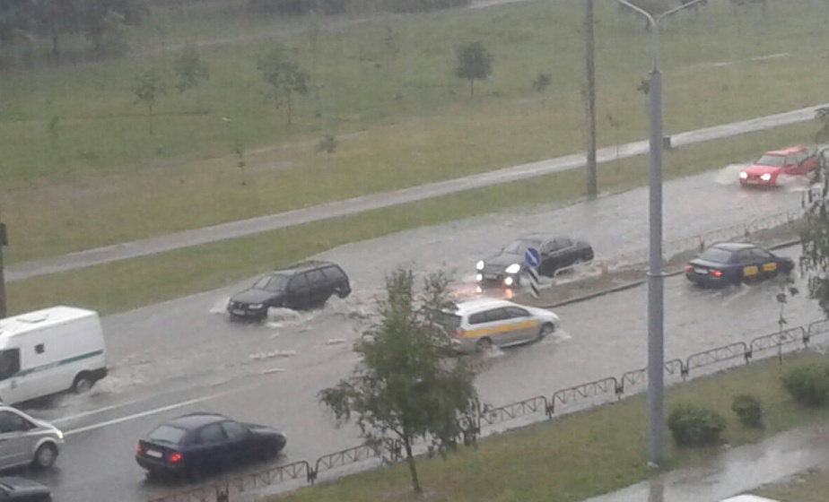 Ливень в Гродно: затопило кольцо на Суворова, Клецкова, Соломовой