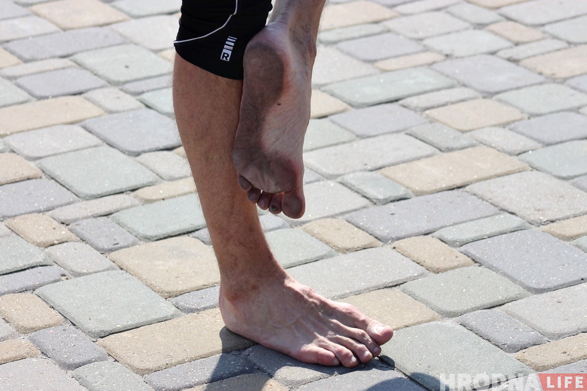 «Каб бегаць, не абавязкова мець красоўкі». Гродзенец расказаў, чаму бегае басанож