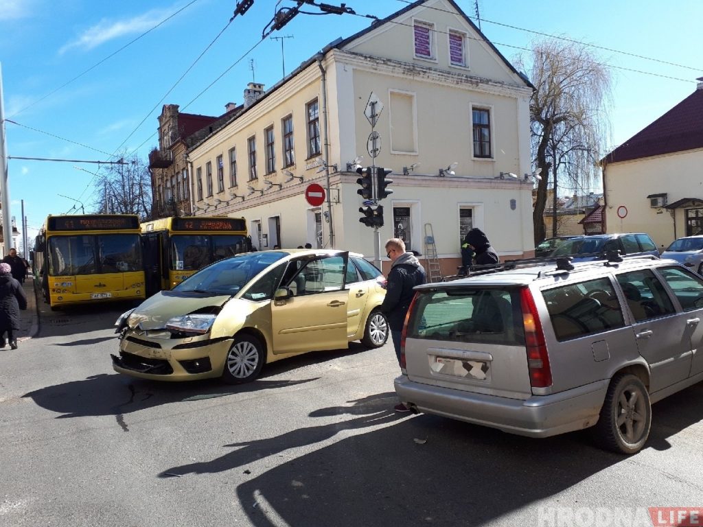 Кіроўца трапіў у ДТЗ і заблакаваў рух у цэнтры Гродна. Яго просяць аплаціць 190 рублёў за прастой тралейбусаў