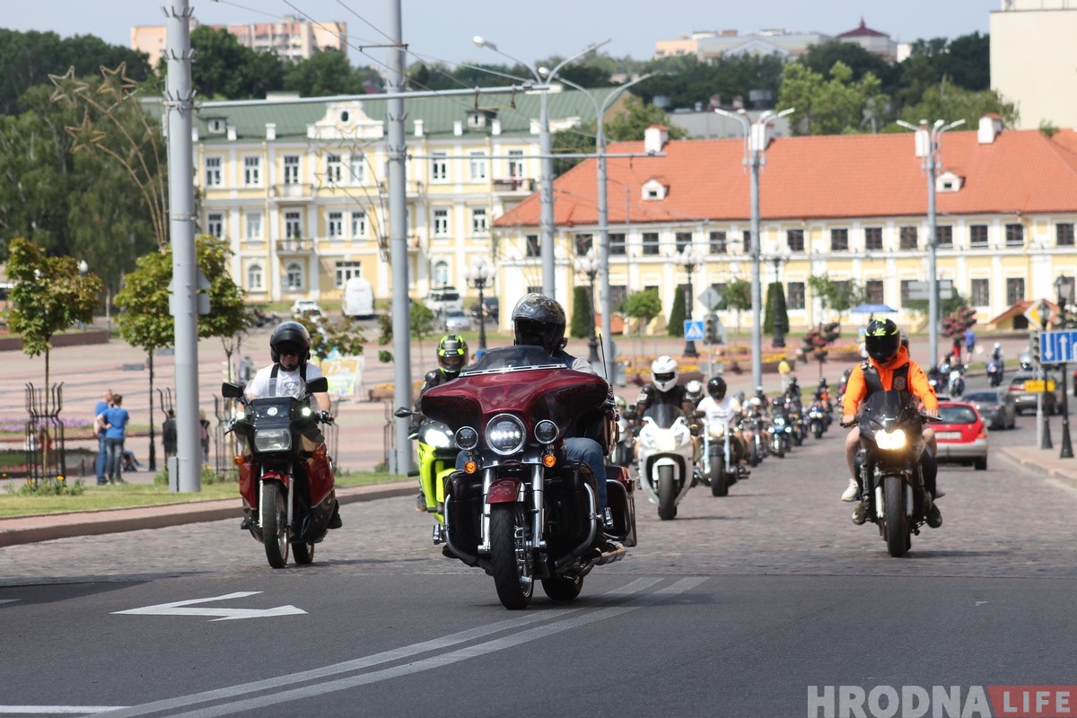 "Хавайся ў бульбу": па Гродне праехалася мотакалона, якой магло і не быць