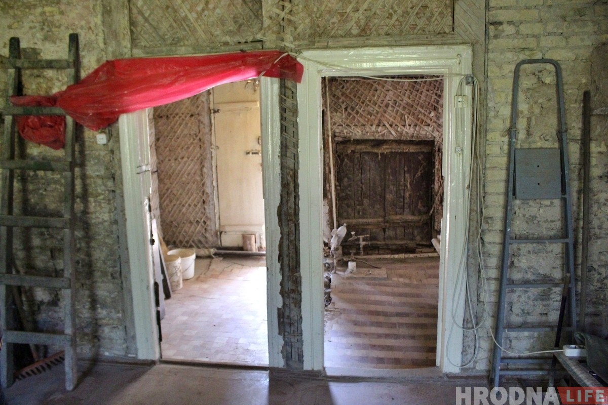 «Сохранить осколок старой культуры». Гродненец купил 90-летний деревянный дом, чтобы восстановить и жить в нем