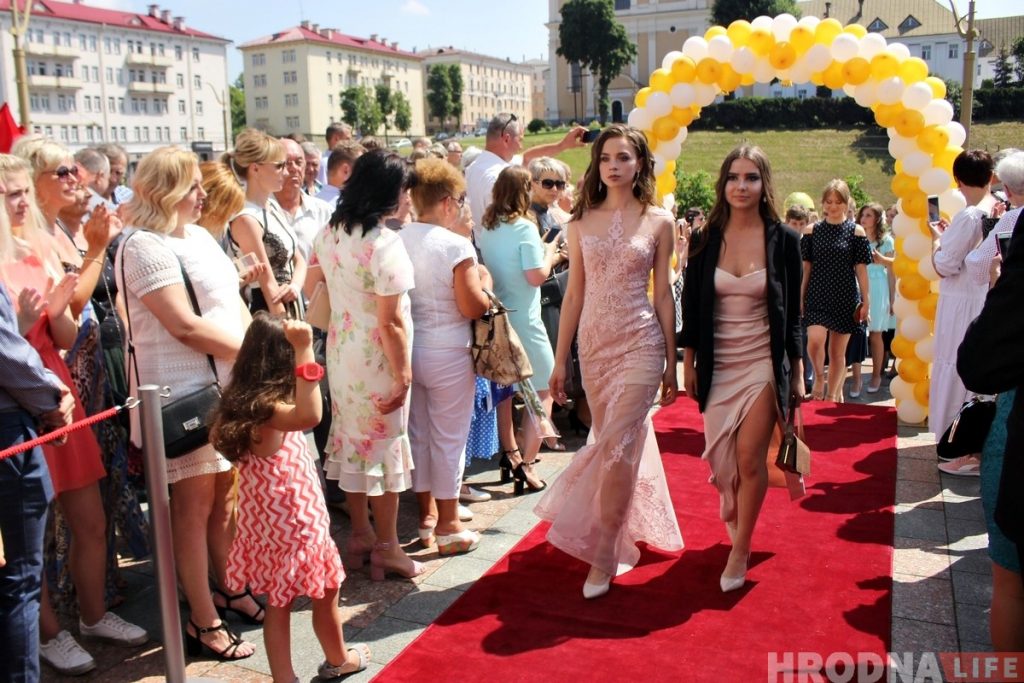 Прайшліся па чырвонай дарожцы і атрымалі медалі. У драмтэатры ўшаноўвалі найлепшых выпускнікоў Гродна