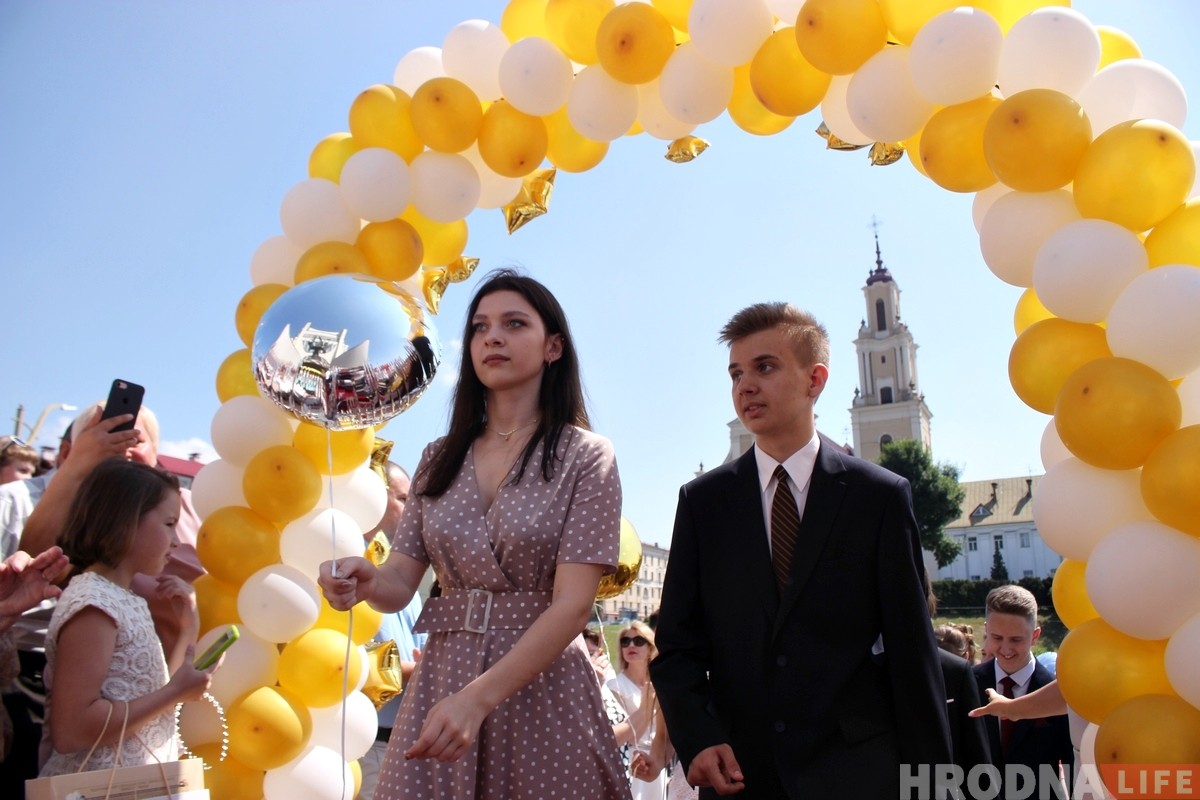 Прошлись по красной дорожке и получили медали. В драмтеатре чествовали лучших выпускников Гродно