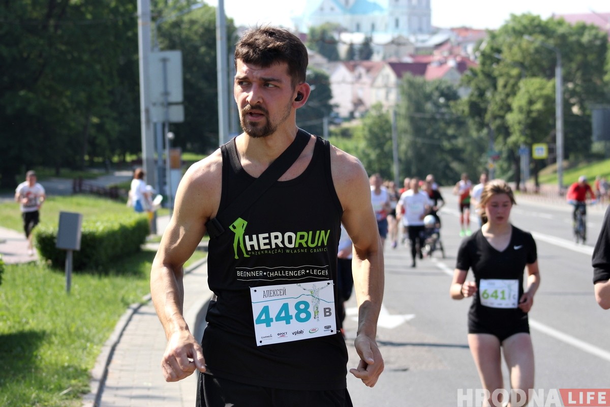 «Каб бегаць, не абавязкова мець красоўкі». Гродзенец расказаў, чаму бегае басанож