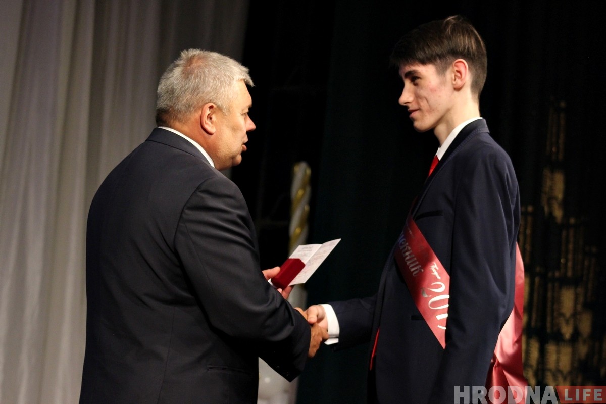 Прошлись по красной дорожке и получили медали. В драмтеатре чествовали лучших выпускников Гродно