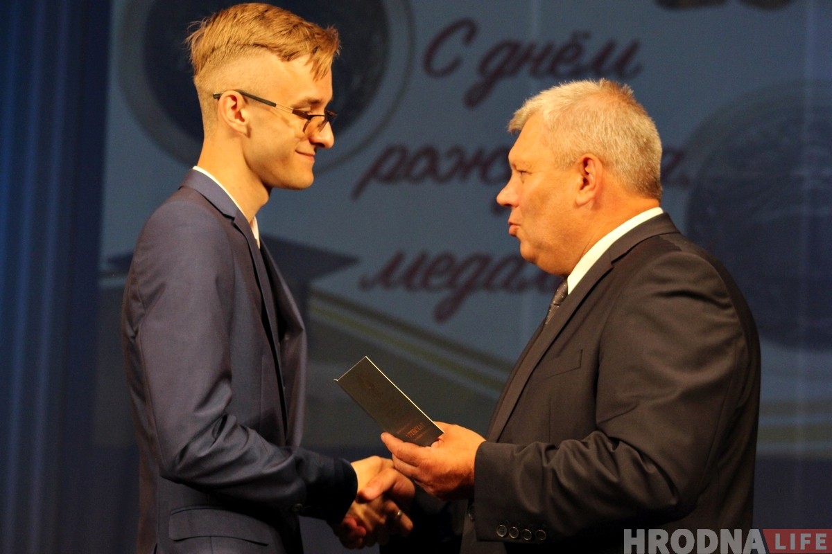 Прошлись по красной дорожке и получили медали. В драмтеатре чествовали лучших выпускников Гродно