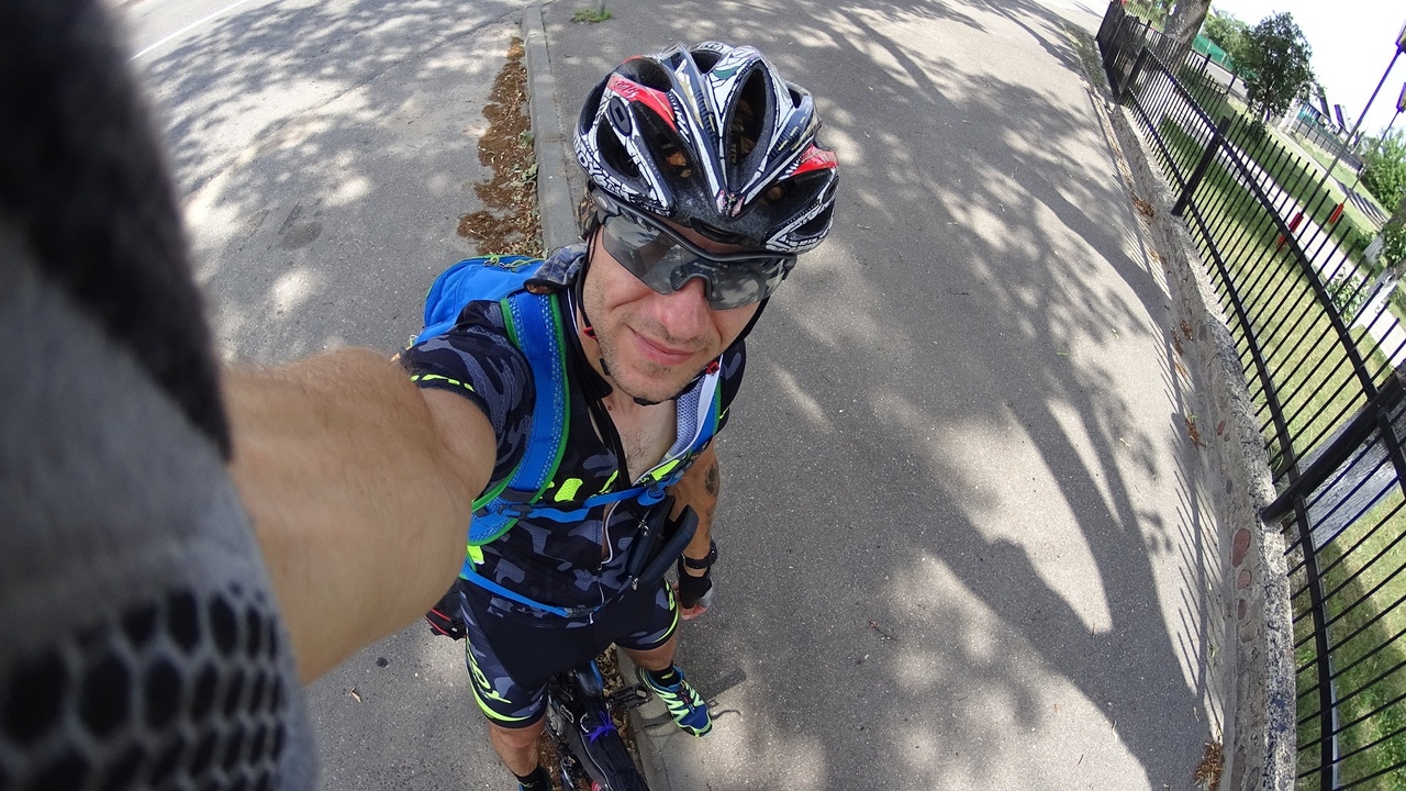 «Хачу ўбачыць, як жывуць людзі». Велападарожнік едзе ўздоўж усёй мяжы Беларусі