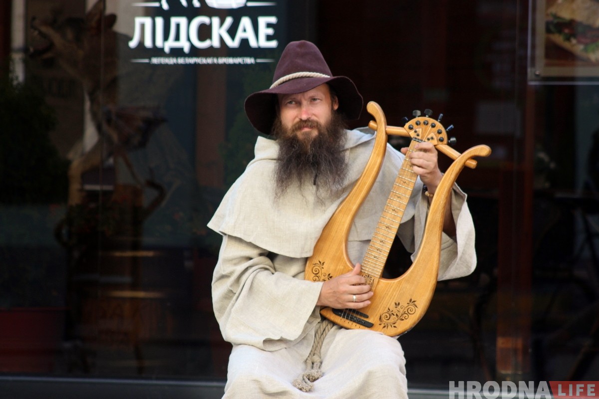 На гродзенскай пешаходцы новы інструмент: рамеснік грае на самаробнай ліры