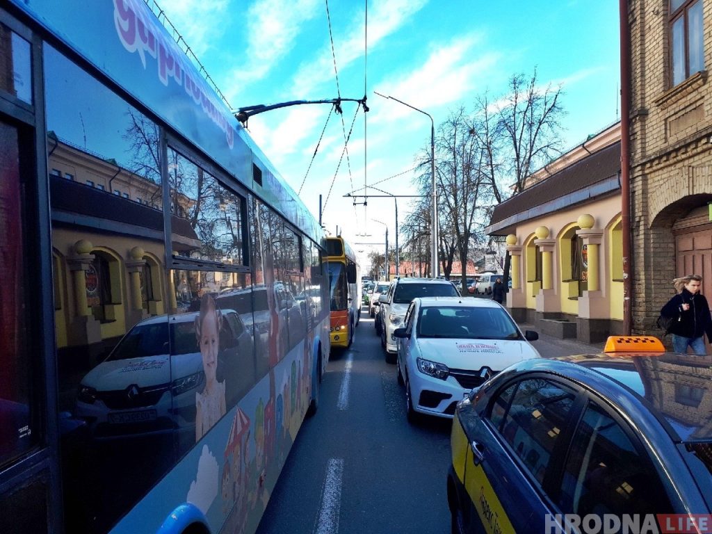 Кіроўца трапіў у ДТЗ і заблакаваў рух у цэнтры Гродна. Яго просяць аплаціць 190 рублёў за прастой тралейбусаў
