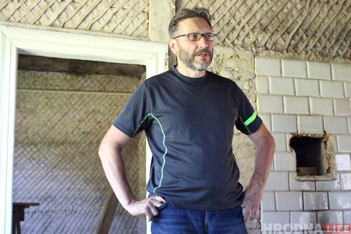 «Сохранить осколок старой культуры». Гродненец купил 90-летний деревянный дом, чтобы восстановить и жить в нем