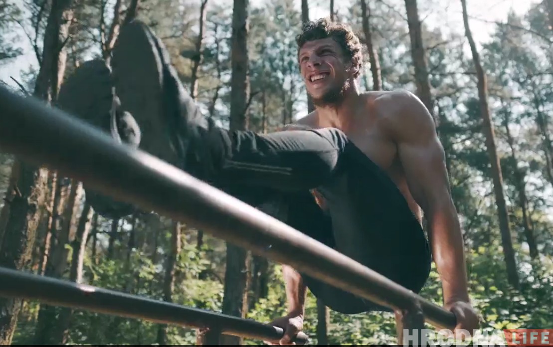 «Чтобы прокачать себя, не обязательно тягать железо в зале». Гродненец рассказывает про силовые тренировки на природе